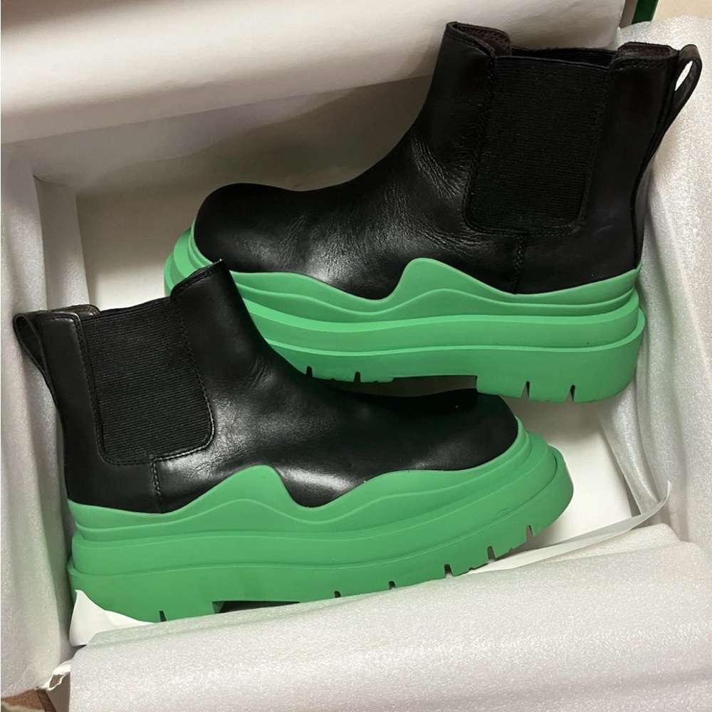 AUTHENTIC Bottega Veneta Women's Tire Ankle Chelsea Boot Black & Green